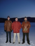 трое на льду Волге на фоне Жигулевских гор