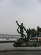 Памятник китайцу, победившему воду