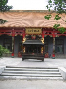 перед входом в каждый храм стоит установка для благовоний