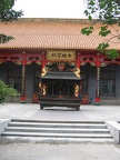 перед входом в каждый храм стоит установка для благовоний