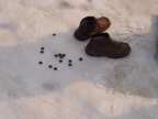 ботинки на снежном песке